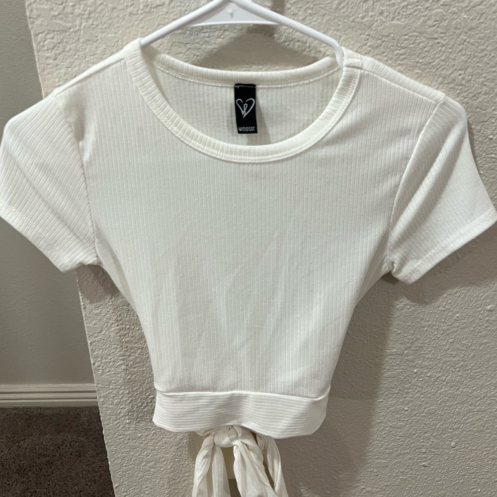 Windsor White Formfitting Top With Bow In The Back